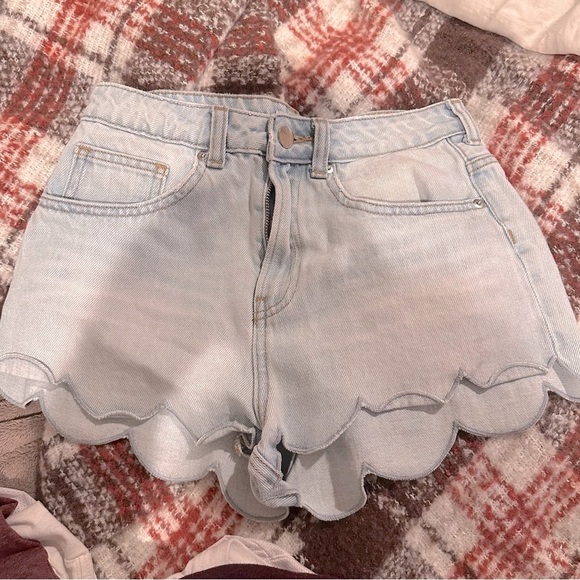 H&M Pants - SALE 🇺🇸 H&M Scallop Light Wash Jean Shorts
